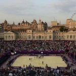 LONDRES. Una vista general del Horse Guards Parade durante los Juegos Olímpicos de Londres 2012, en la que se observa a Janis Smedins de Letonia y su compañero Martins Plavins (L) en la celebración de la victoria por la medalla de bronce de voleibol. Foto: REUTERS