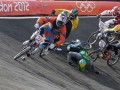 Con el N°50, el ecuatoriano Emilio Falla tropieza con su rival brasileño durante la carrera de BMX.