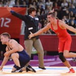 LONDRES. El luchador de Hungría Peter Modos (rojo) celebra al ganar la medalla de bronce tras enfrentar a Haakan Erik Nyblom de Dinamarca, durante un combate de lucha grecorromana masculina en la categoría de 55 kilos de los Juegos Olímpicos de Londres 2012. Foto: EFE