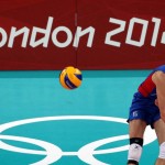LONDRES. Dmitry Mikhaylov de Rusia intenta una jugada ante Brasil, durante el partido de la ronda preliminar de Voleibol de los Juegos Olímpicos Londres 2012. Foto: EFE