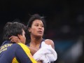 La ecuatoriana Alexandra Antes Castillo apoyada por su entrenador tras su competencia en lucha