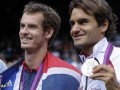 El británico Andy Murray, ganador de la medalla de oro en Tenis junto al suizo Roger Federer, quien ganó la medalla de plata.
