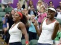 LONDRES.- Serena (i) y Venus Williams celebran su triunfo en la final femenina de dobles.
