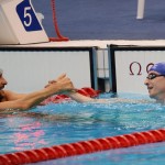 LONDRES.- El francés David Smetanine (i) felicitó al ucraniano ucraniano Eskender Mustafaiev (d) tras ganar la final de los 50 metros libres (EFE)