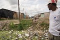 Durante una de las etapas de instalación de tuberías, el trabajo quedó solo en el cavado de zanjas que en la actualidad se han vuelto criadero de mosquitos y botadero de basura. Las tuberías aún no son instaladas.