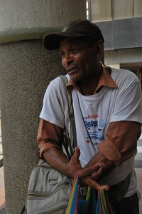 Jacinto Betancourt, de 65 años, vende botellas de agua en el centro de Guayaquil, a escondidas de los guardias metropolitanos.