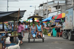 Un mercadillo en Abel Gilbert y Colombia impide el paso de los peatones.