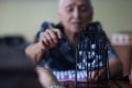 Olga Vera viuda de Coloma, juega bingo como parte de las actividades no dirigidas en el Centro Gerontológico Dr. Arsenio De la Torre Marcillo del Municipio de Guayaquil