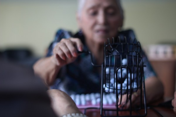Olga Vera viuda de Coloma, juega bingo como parte de las actividades no dirigidas en el Centro Gerontológico Dr. Arsenio De la Torre Marcillo del Municipio de Guayaquil