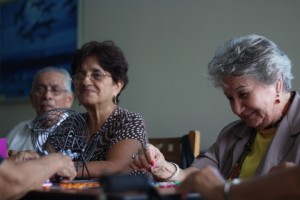 María Luisa Hurtado (d) y Juanita león Vera, dos de las asiduas participantes de las actividades del Centro Gerontológico Dr. Arsenio De la Torre Marcillo.