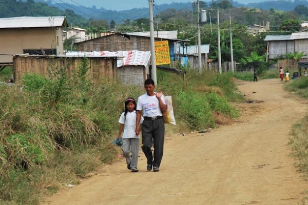 Profesores y padres de familia piden el arreglo de la vía de ingreso al campamento provisional donde funciona la escuela José Martí en Monte Sinaí.