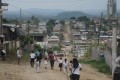 Caminar por los largos senderos hasta tomar un bus, se vuelve cansado para los habitantes de la Sergio Toral.