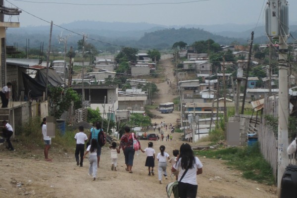 Caminar por los largos senderos hasta tomar un bus, se vuelve cansado para los habitantes de la Sergio Toral.