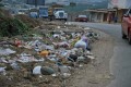 A lo largo de la avenida Sergio Toral hay varios montículos de basura.