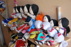 Los muñecos elaborados a mano son algunos de los implementos que utilizan las promotoras de los centros infantiles del Buen Vivir para enseñar a los niños.