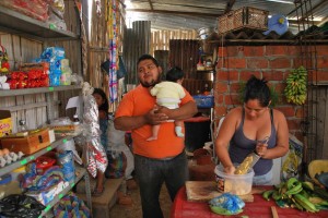 Daniel Pavón junto a esposa tienen una pequeña tienda en la coop. San Luis frente a Ciudad Victoria. Ellos esperan una solución a la falta de vivienda. Daniel Pavón junto a esposa tienen una pequeña tienda en la coop. San Luis frente a Ciudad Victoria. Ellos esperan una solución a la falta de vivienda.