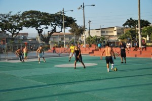 Espacios deportivos Fútbol es uno de los deportes que practica un grupo de jóvenes en el parque Puerto Liza, en Venezuela y la Octava, en el suroeste.