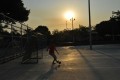 Un joven juega con una pelota en el parque Puerto Liza, en Venezuela y la Octava, en el suroeste de Guayaquil.