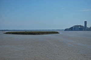 El islote El Palmar visto desde el Puente de la Unidad Nacional junto a Guayaquil. El islote El Palmar visto desde el Puente de la Unidad Nacional junto a Guayaquil.