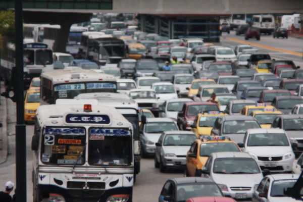 La avenida de las Américas es otra de las vías que soporta gran afluencia vehicular todo el día.