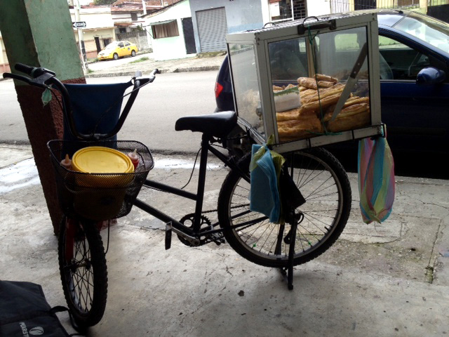 Entre 200 y 220 pasteles preparar· Jaime Luzardo para vender en dos jornadas del dÌa. Una bicicleta y una vitrina de vidrio servir· para la venta.