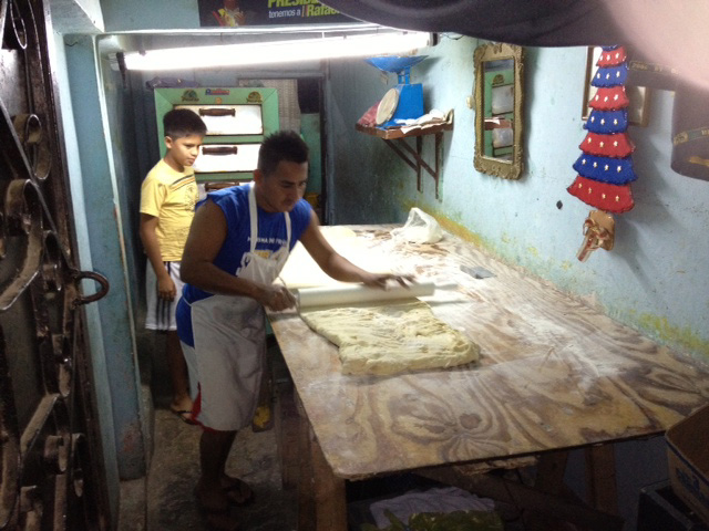 Jaime Luzardo inicia la preparaciÛn de los pasteles de los pasteles a las 05:00, pero deja lista la masa desde la noche anterior.