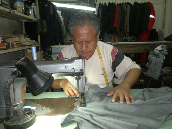 Segundo Soria tiene 40 años en el oficio. Tiene su taller en la 21 y Cuenca.
