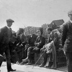 Migrantes a la espera de embarcar el Titanic Migrantes irlandeses a la espera de embarcar el Titanic. Foto: © National Maritime Museum