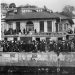 Migrantes a la espera de embarcar el Titanic Migrantes irlandeses a la espera de embarcar el Titanic. Foto: © National Maritime Museum