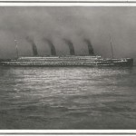 El Titanic durante la noche Una última visión del Titanic durante la noche.