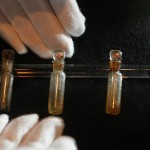 Perfume recuperado de los restos del naufragio del Titanic en exhibición en el Museo de la Ciencia en Londres