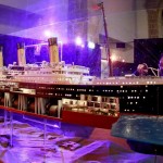 Un visitante observa una maqueta del Titanic que se exhibe en una exposición en el Museo Marítimo de Barcelona. Foto: EFE