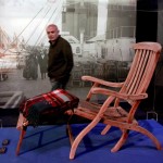 Un visitante camina junto a una de las tumbonas de la cubierta del Titanic que se exhibe en el Museo Marítimo de Barcelona. Foto: EFE