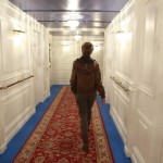 Una visitante camina por la recreación de uno de los pasillos de primera clase del Titanic que se exhibe en el Museo Marítimo de Barcelona. Foto: EFE