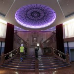 Una réplica de la famosa escalera del barco Titanic en el Centro de Titanic de Belfast. Foto: AP
