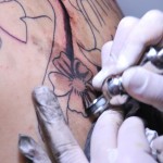 El pez kói de Belfort Chávez es retocado por la tatuadora Cindy Parra. tatuadores 10