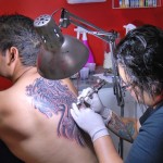 El uso de guantes es indispensable para hacer un tatuaje. tatuadores 12