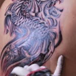 Cindy Parra da los últimos retoques al tatuaje de Belfort Chávez , quien regresará otro día para los últimos detalles. tatuadores 16