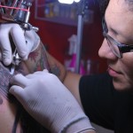 Cindy Parra hace tatuajes desde hace quince años. Aquí comienza a hacerle un pez kói a Belfort Chávez. tatuadores 9