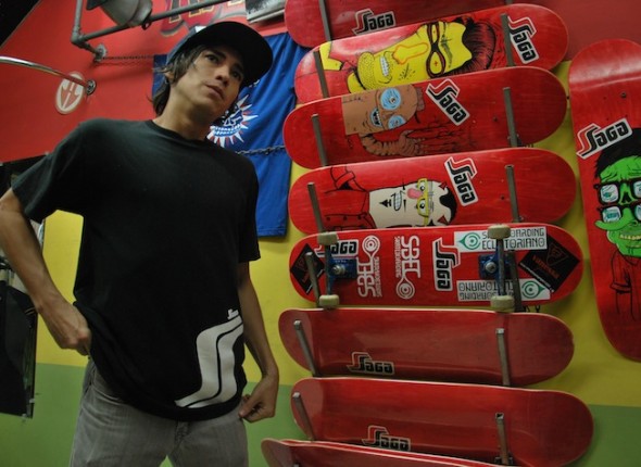 Allan García, de 26 años, prefiere el skateboarding porque "no necesita una cancha para practicarlo, solo una calle".
