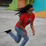 Dayanara García hace un calentamiento previo antes de hacer skateboarding. Dayanara García hace un calentamiento previo antes de hacer skateboarding.