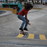 Otro de los trucos de skateboarding de Dayanara García. Otro de los trucos de skateboarding de Dayanara García.