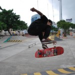 José Barragán practica con su tabla de skateboarding uno de sus trucos. José Barragán practica con su tabla de skateboarding uno de sus trucos.