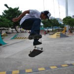Andrés Chong Qui haciendo un flip en una rampa. Andrés Chong Qui haciendo un flip en una rampa.