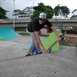 Allan García coloca cera en una de las puntas de las rampas de skateboarding que estaba resbalosa por la lluvia. Allan García coloca cera en una de las puntas de las rampas de skateboarding que estaba resbalosa por la lluvia.
