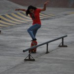 Dayanara García realiza uno de sus trucos de skateboarding. Dayanara García realiza uno de sus trucos de skateboarding.