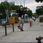 Allan García en otro de sus trucos de skateboarding. Allan García en otro de sus trucos de skateboarding.