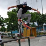 Allan García muestra uno de sus saltos de skateboarding. Allan García muestra uno de sus saltos de skateboarding.