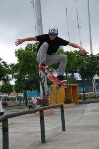 Allan García muestra uno de sus saltos de skateboarding.