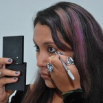 Bonny Boo delinea de negro cuidadosamente sus ojos. Góticas03